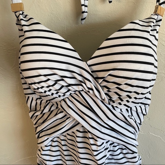 Victoria's Secret The Unforgettable One Piece Swimsuit - Picture 3 of 7